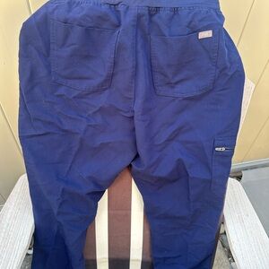 Figs women’s scrub navy bottoms SZ Medium/Petite